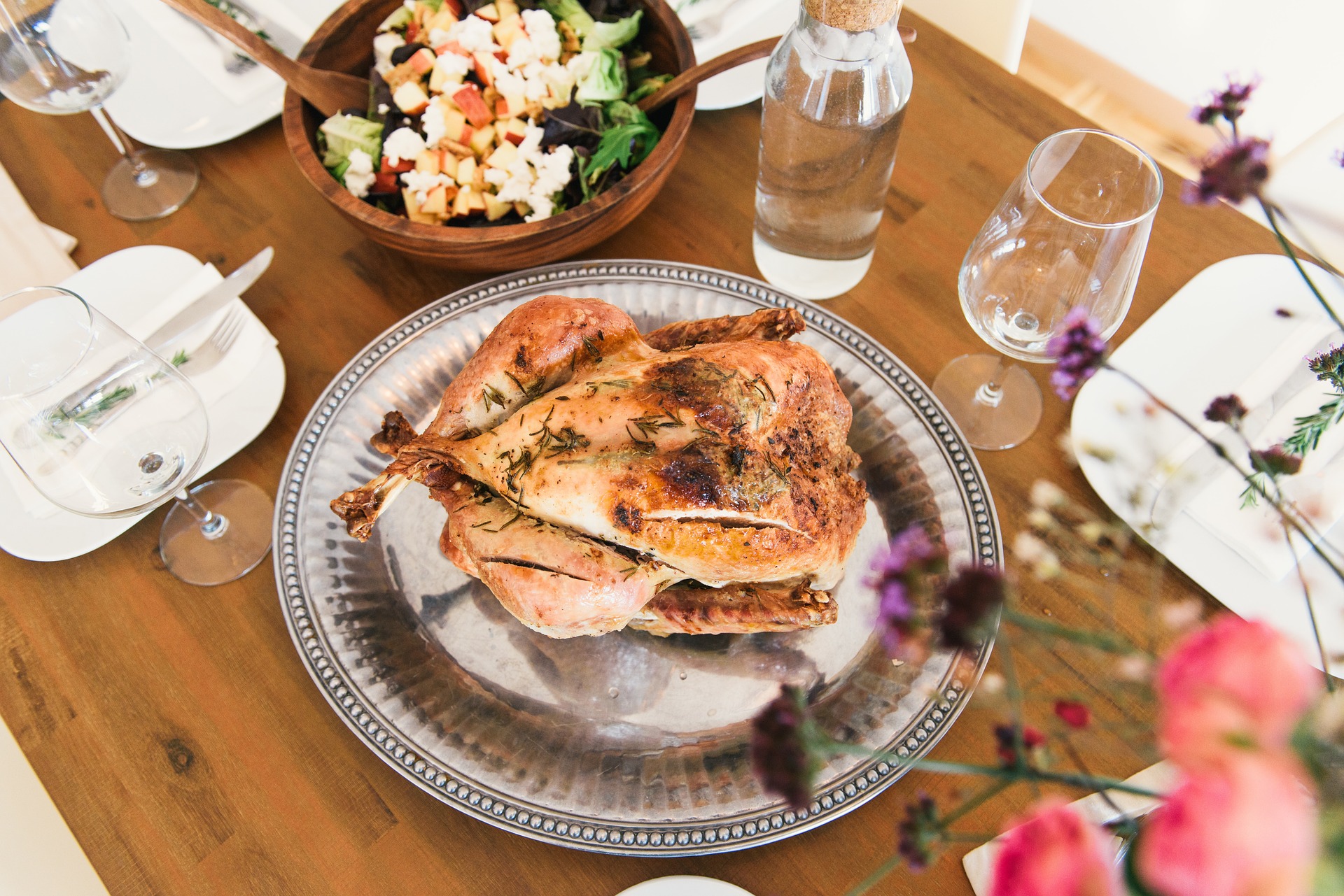 Dienstleistung, Gewerbe, Handel (c) pixabay Symbolbild Dienstleistung Gewerbe Handel gedeckter Tisch mit Brathuhn