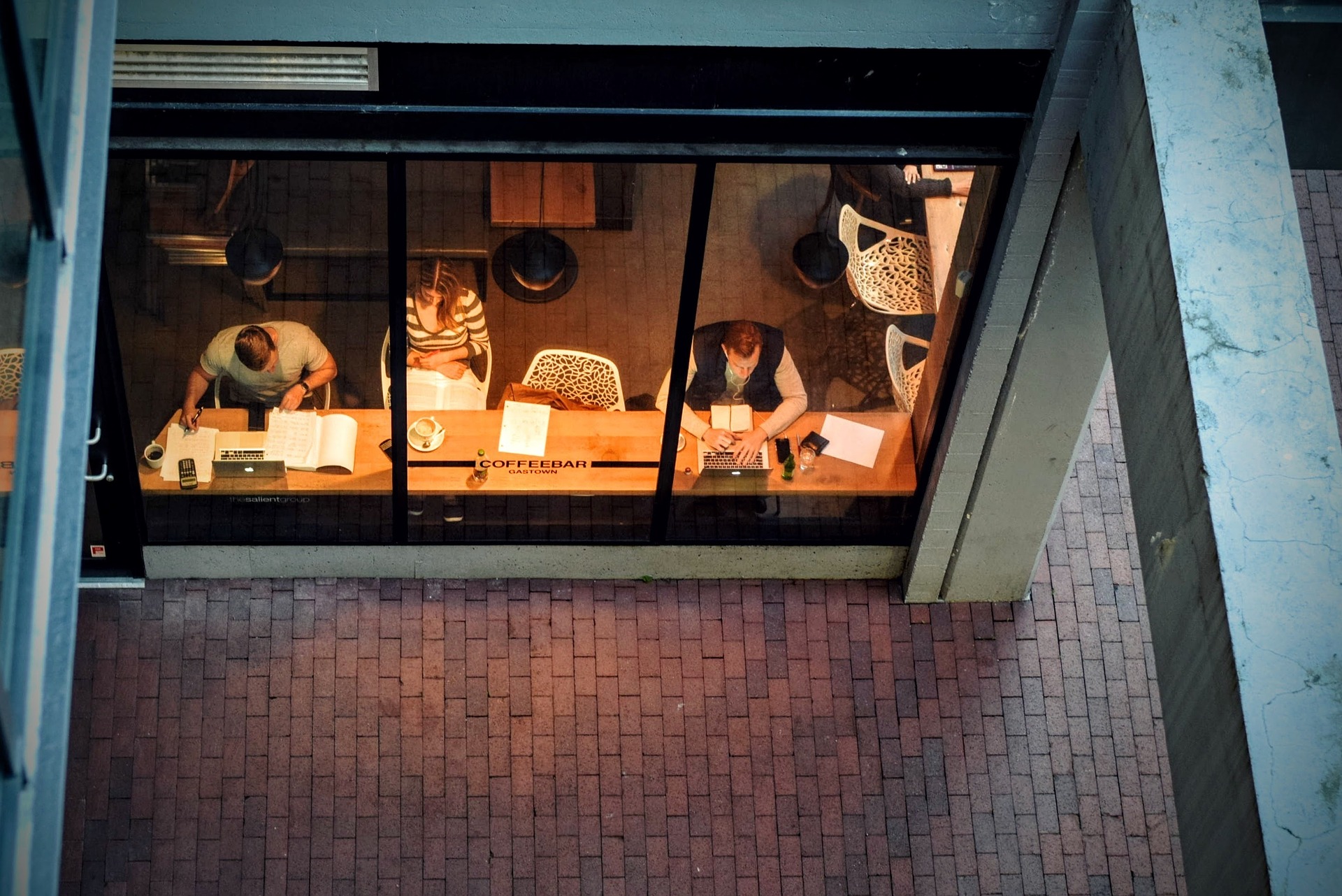Studierende (c) pixabay Symbolbild Studierende Blick auf lernende Personen von oben