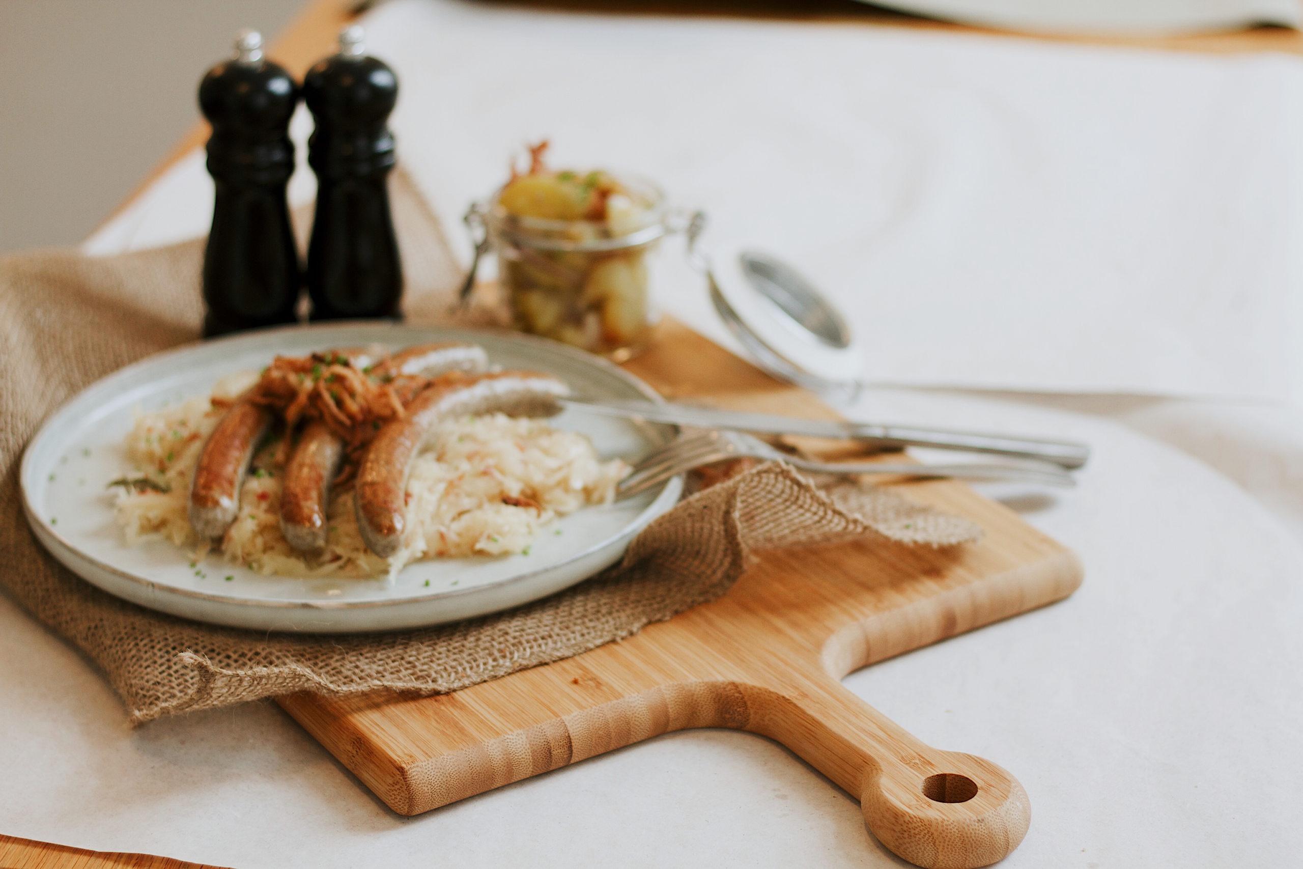 Bratwürstel mit Sauerkraut